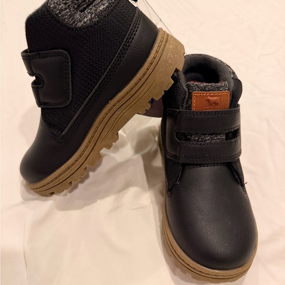 NWT Boys Black Outdoor Boots - Picture 2 of 5